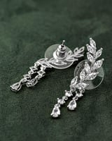 حلق نسائي فضي بتصميم زركوني أنيق يتألق بلمعة الألم...