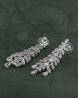 حلق فاخر مزخرف بفصوص الزركون تصميم فضي