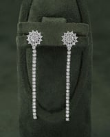 حلق نسائي فضي بتصميم زركوني أنيق يتألق بلمعة الألم...