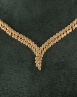 طقم نسائي شوكر بتصميم ذهبي مزين بالزركون