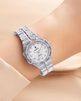 ساعة يد نسائية بإطار من الزركون اللامع لون فضي