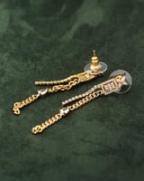 حلق نسائي ذهبي بتصميم زركوني أنيق يتألق بلمعة الأل...