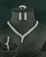 طقم فضي نسائي بتصميم كلاسيكي فاخر للمناسبات