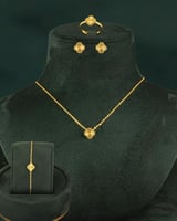 طقم مجوهرات بتصميم عالمي وردة ذهبية