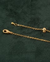 سلسال وأقراط بلمعة ذهبية مزينة بزهور صغيرة مرصعة ب...