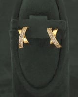 حلق ذهبي مزين بفصوص الزركون اللامعة