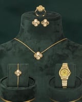 طقم وساعة بتصميم عالمي متناسق لون ذهبي