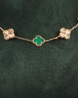 طقم مجوهرات مطلية بالروز غولد وتزينها الورود الخضر...