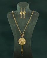 طقم سلسال وحلق متألق بلمعان الذهب