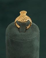 طقم مجوهرات بلمعان الذهب بتصميم جرة الذهب المتدلية