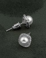 حلق نسائي مزين باللؤلؤ لون فضي