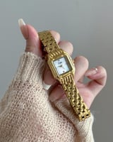 ساعة يد نسائية ذهبية تصميم انيق