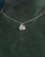 سلسال فضي ناعم مع تعليقة الفهد بلمعة الألماس