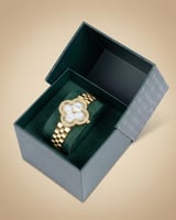 ساعة خاتون النسائية بتصميم زهرة البرسيم