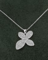 سلسال فضي بتصميم زهرة مزينة بالزركون