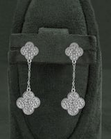 أقراط ماسية ناعمة بتصميم زهرة البرسيم الايقوني للن...