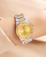 ساعة نسائية فضية تصميم عصري مينا ذهبي