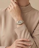 ساعة نسائية من خاتون بتصميم سويسري ولون فضي ذهبي ب...