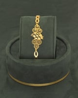 طقم مجوهرات بلمعة الذهب مع ساعة يد نسائية تصميم ذه...