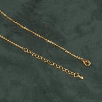 سلسال ذهبي على شكل مفتاح داخل علبة مزينة بالورد