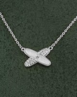 سلسال فضي بتصميم المشبك حرف x