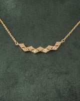 طقم زركون ناعم متألق بحبات الزركون بتصميم هندسي