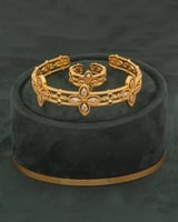 طقم اسوارة وخاتم ذهبي شكل وردة بلمعة الألماس