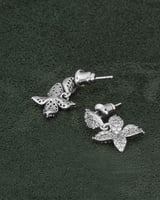 حلق زهرة الخريف المزينة بالزركون بتصميم ماسي