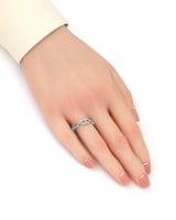 خاتم نسائي تصميم عالمي يزدان بالزركون لون ماسي