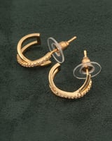 حلق نسائي ذهبي تصميم دائري مزدوج محلى بالزركون