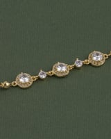 اسوارة نسائية ذهبية مرصعة بحبات زركون براقة