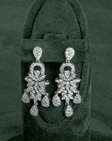 طقم مجوهرات فضي بتصميم عصري مرصع بحبات الزركون الب...