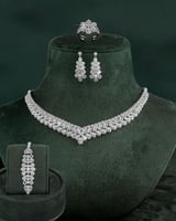 طقم مجوهرات فاخر بلمعة الألماس للمناسبات