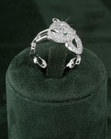 طقم مجوهرات بتصميم راس النمر يعكس القوة والفخامة م...