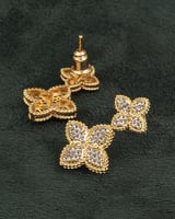 أقراط ذهبية بتصميم النجوم مزينة بالزركون