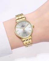 ساعة نسائية لون ذهبي مينا فضي