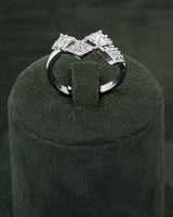 طقم زركون ناعم متألق بحبات الزركون بتصميم هندسي