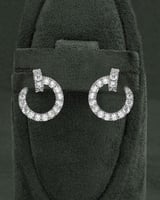 حلق نسائي فضي تصميم المسمار بلمعة الألماس