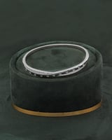 طقم اسوارة وخاتم فضي بتصميم انيق مرصع بحبات الزركو...