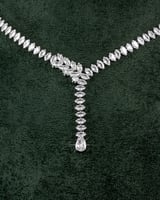 طقم مجوهرات يتميز بسلسلة أوراق فضية مزينة بالزركون...