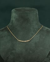 سلسال ناعم للنساء تصميم انسيابي لون ذهبي