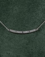 سلسال ناعم للنساء تصميم انسيابي لون فضي