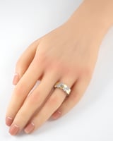 خاتم يد نسائي فاخر تصميم عريض بلونين فضي وذهبي