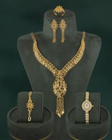 تشكيلة ذهبية مكون من طقم فاخر مع ساعة راقية للإهدا...