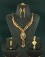 طقم مجوهرات بلمعة الذهب مع ساعة يد نسائية