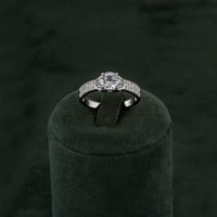 خاتم نسائي مزين بالماسة كبيرة فضي مزين بالزركون