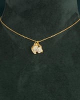 سلسال ذهبي ناعم مع تعليقة الفهد بلمعة الألماس