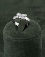 طقم اكسسوار فضي بموديل هادئ وبلمعة الألماس