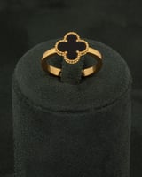 طقم مجوهرات بتصميم عالمي مزين اللون الأسود وردة مت...