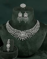 طقم نسائي فاخر تصميم عريض من الزركون لإطلالة تشع ب...